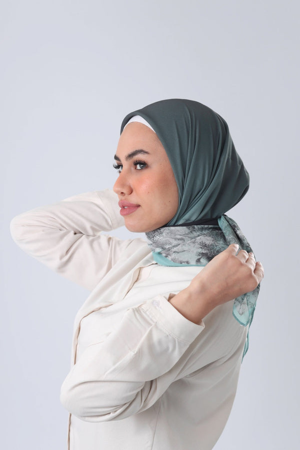 حجاب مربع  شيفون اخضر مع تمويج رسم على الاطراف