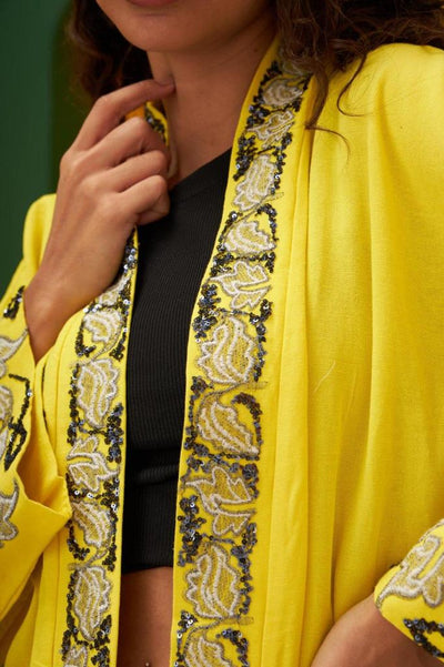 EmbroideRed collar and cuff kimono