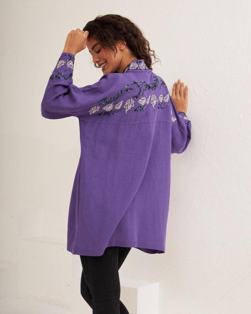 EmbroideRed collar and cuff kimono