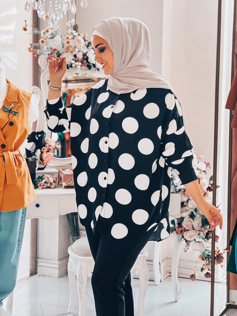 huge dots Black shirt